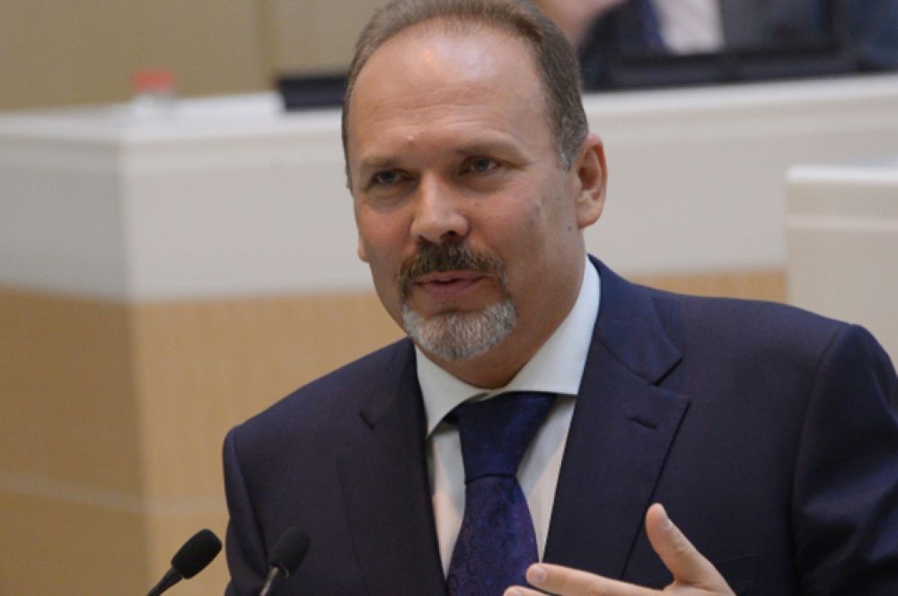Низшую оценку, согласно рейтингу ВЦИОМ, получил министр строительства и ЖКХ Михаил Мень – 2,54 балла. Мень вступил в эту должность с момента её учреждения в ноябре прошлого года. Перед этим Мень досрочно, по собственному желанию, покинул пост губернатора Ивановской области.