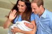 Первое публичное появление принца Джорджа – счастливые родители покидают Больницу Святой Марии в Лондоне на следующий день после рождения первенца.