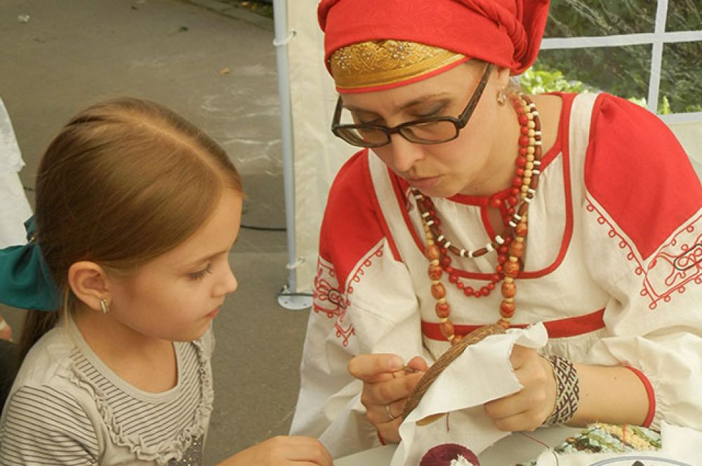 ... Их дети учились шить рукоделию