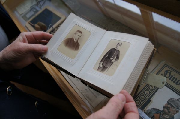 Среди экспонатов есть редкие вещи. К примеру, семейный альбом 1900 г. Или учебники и аттестаты начала 1930 гг. 