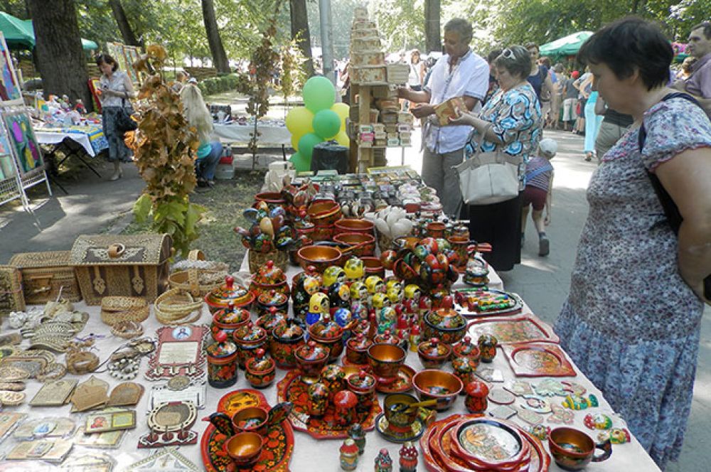 Чашки, матрёшки и деревянные ложки