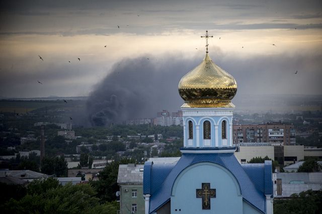 Пожар во время артиллерийского обстрела Луганска.