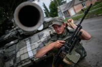 Солдат украинской армии после обстрела ополченцев на востоке Украины.