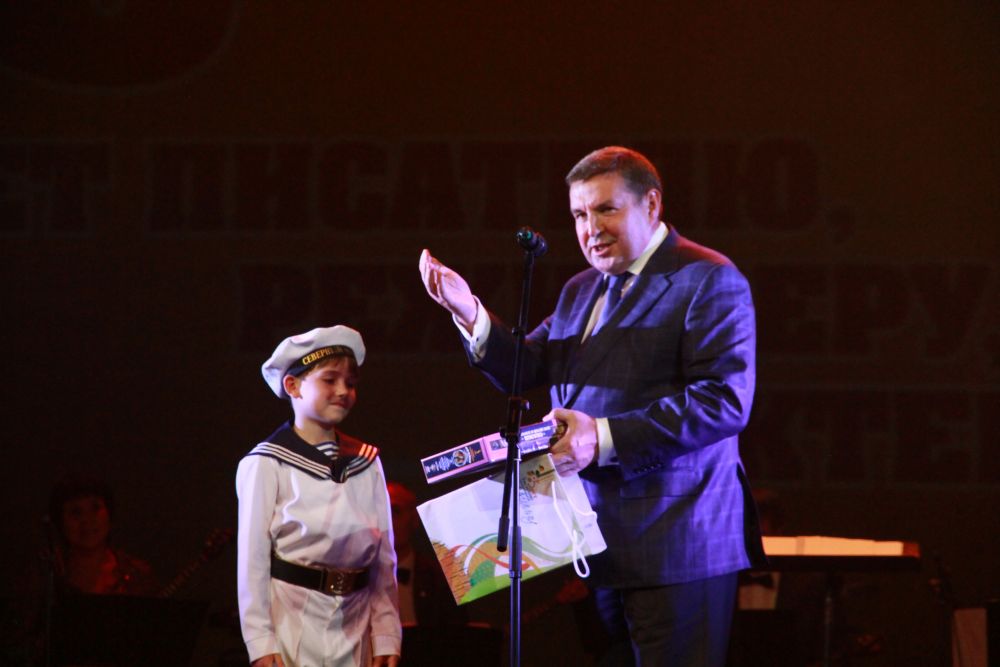 Замминистра культуры РФ Николай Малаков также сделал подарок талантливому ребенку.