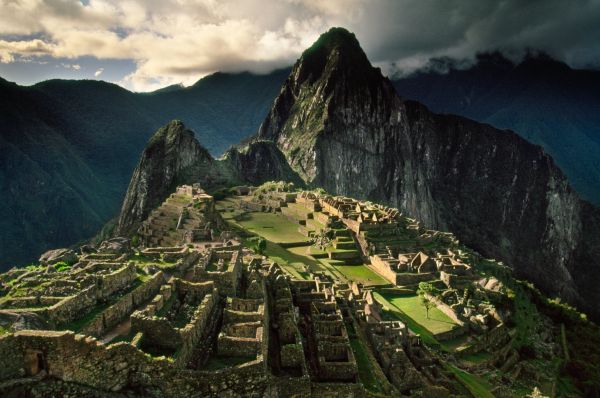 На языке индейцев кечуа «Мачу-Пикчу» означает «старая гора». Город построен вблизи горы Уайна-Пикчу – «молодая гора». Однако наименование Мачу-Пикчу – идея современных перуанцев, в то время как историческое название города мы вряд ли когда-либо узнаем.
