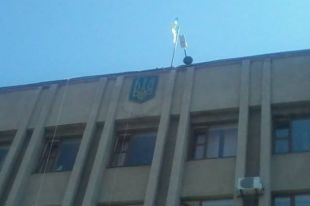 Герб Украины на админздании в Славянске