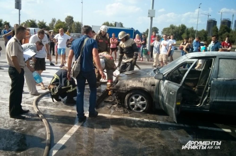 На Позняках в Киеве сгорел Geely