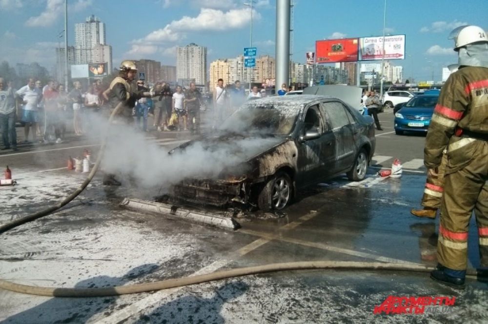 На Позняках в Киеве сгорел Geely