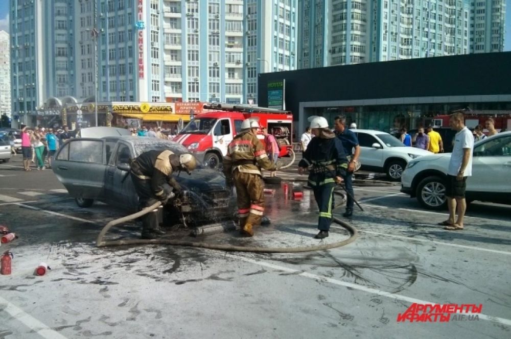 На Позняках в Киеве сгорел Geely