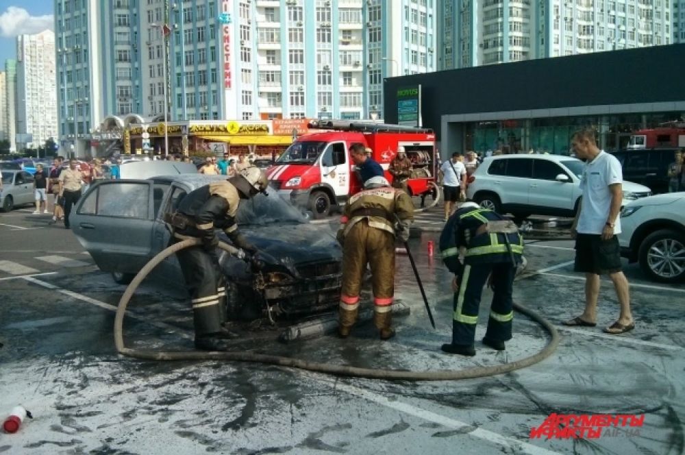 На Позняках в Киеве сгорел Geely