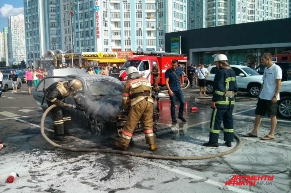 На Позняках в Киеве сгорел Geely
