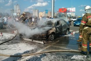 Спасатели ликвидируют огонь в авто