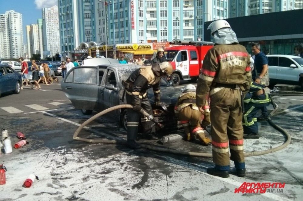 На Позняках в Киеве сгорел Geely