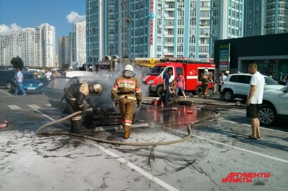 На Позняках в Киеве сгорел Geely