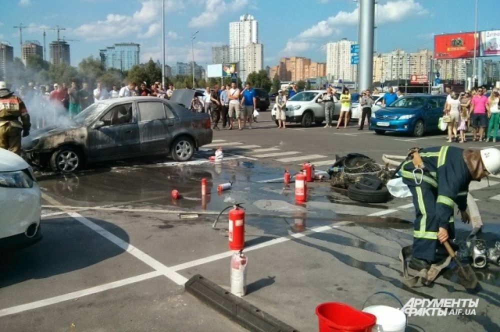 На Позняках в Киеве сгорел Geely