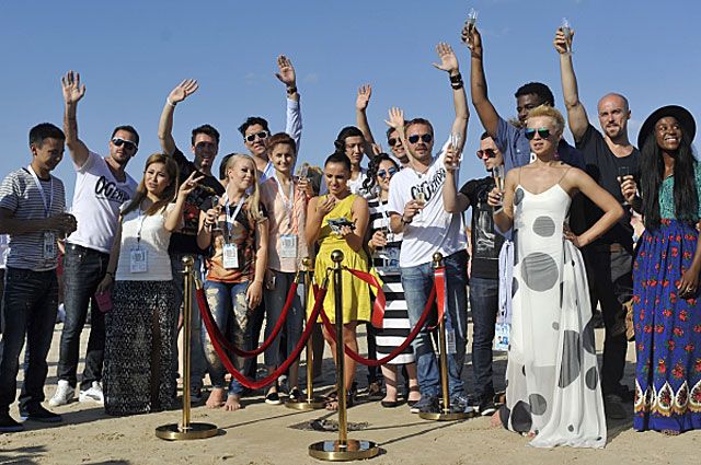Конкурсанты на церемонии открытия барельефа «Новая волна - 2014», проходящей в рамках XIII международного конкурса молодых исполнителей популярной музыки «Новая волна».