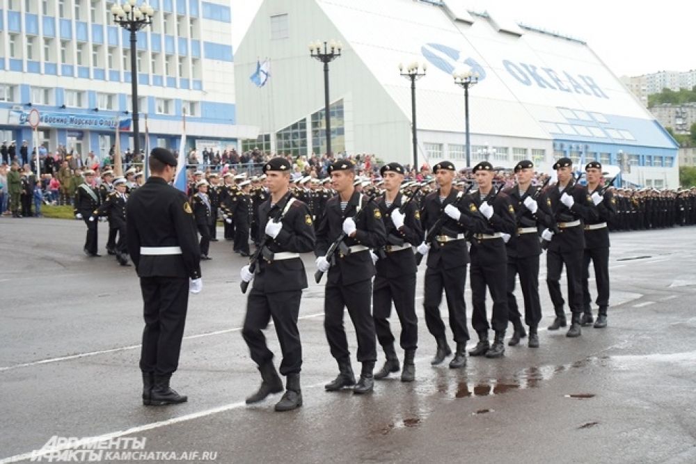 Парад прошел на Площади героев-подводников.