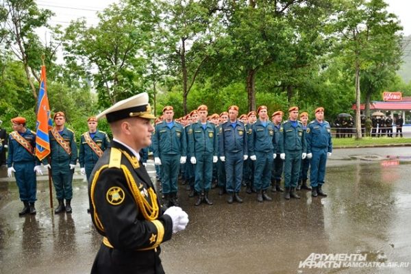 Спасательные операции на море требуют особой подготовки. Военнослужащие МЧС готовы к любым трудностям.