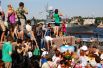 Петербуржцы собрались на набережной, чтобы увидеть парад военных кораблей 