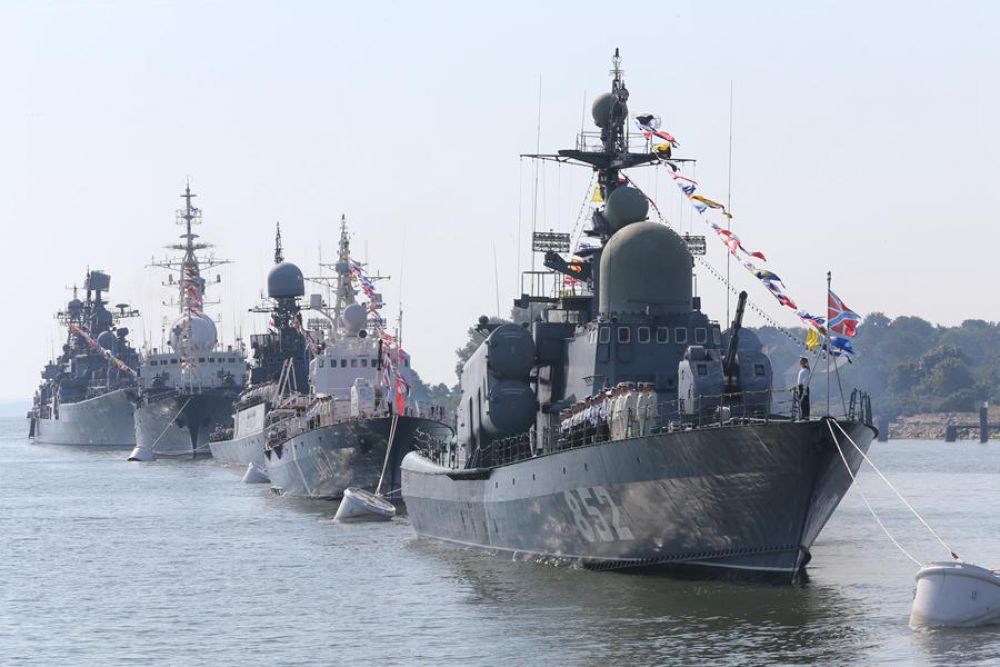Перед восторженной публикой предстали 30 кораблей, катеров, подводных лодок, судов обеспечения и свыше 10 самолётов и вертолётов морской авиации Балтийского флота.