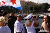 Петербуржцы смотрят парад кораблей