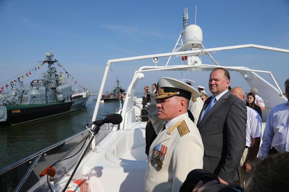 Парад принимал командующий, вице-адмирал Виктор Кравчук.