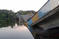 Один из взорванных боевиками мостов на Донбассе