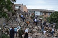 Дом, обстрелянный Градами, в одном из городов Донбасса