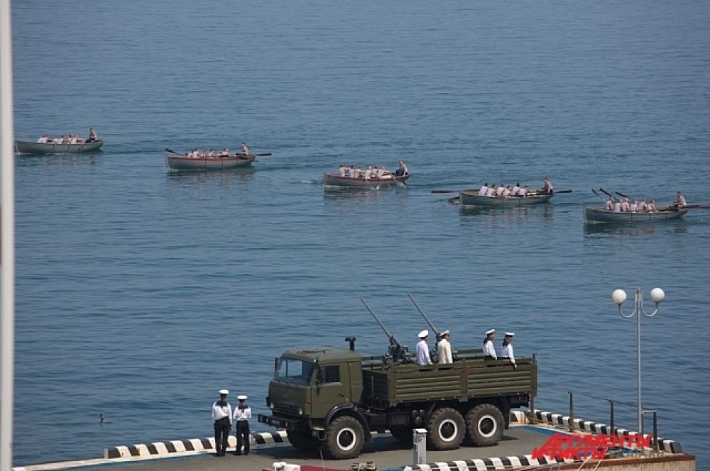 Вслед за Нептуном по воде заскользили шлюпки...