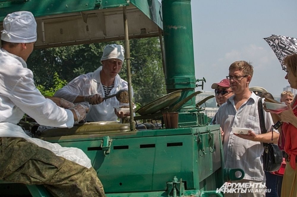 Солдатская каша на свежем воздухе кажется деликатесом.