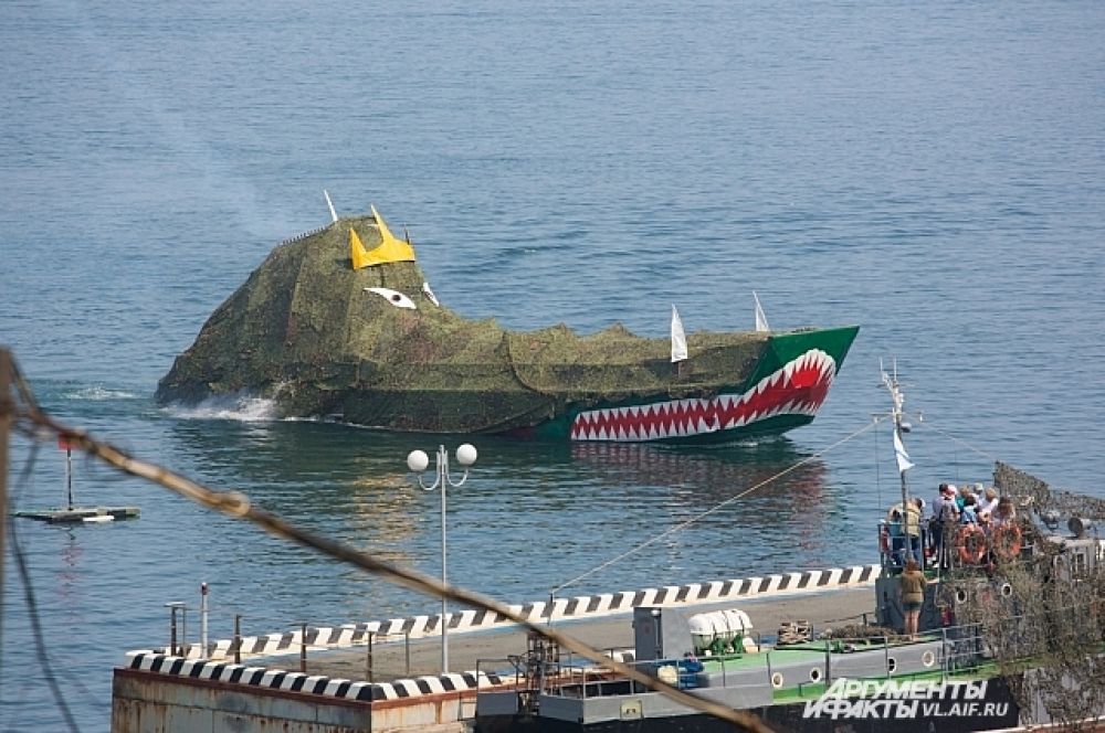 Нептун посетил моряков на персональном корабле.