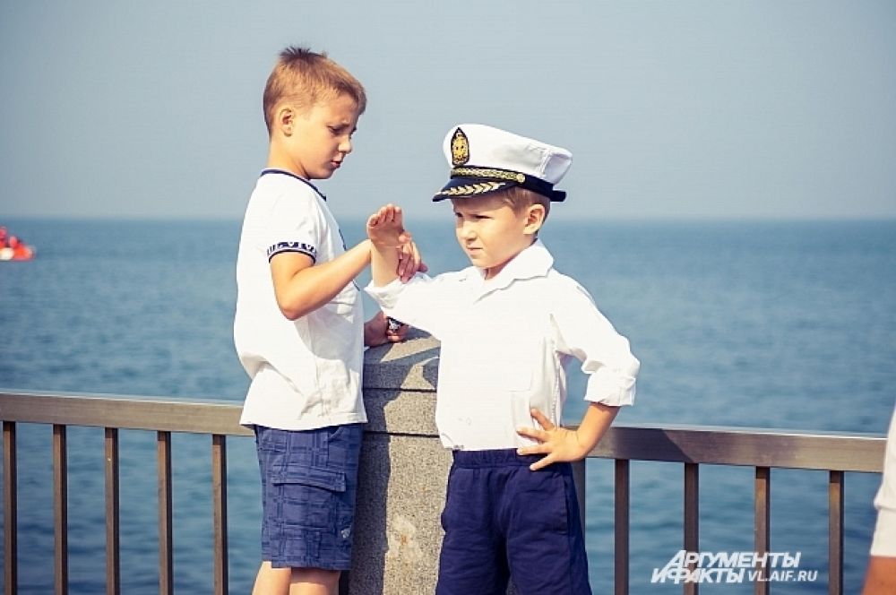 Учись правильно прикладывать руку, брат!