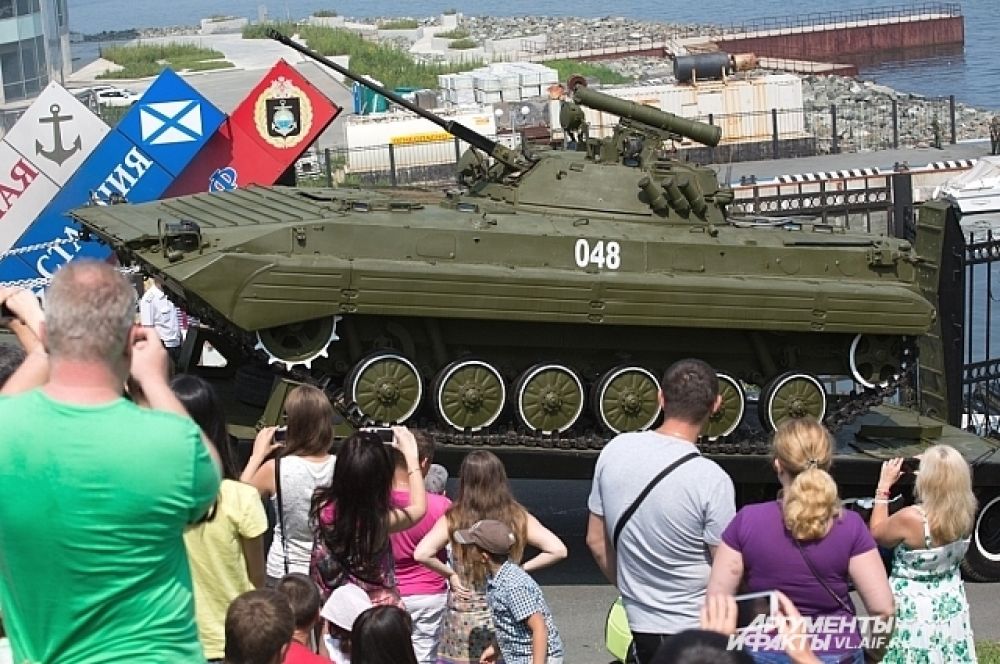 Для горожан устроили выставку боевой техники.