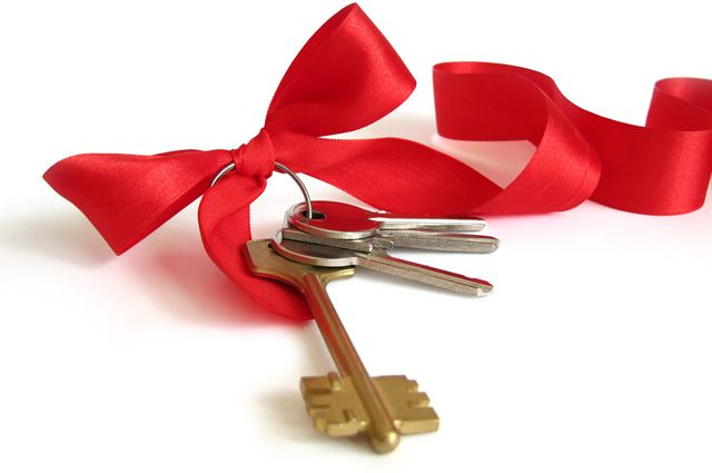 Многодетная семья получила ключи от квартиры.