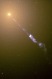 Гигантская галактика M 87. Её масса составляет от двух до трёх триллиардов солнечных масс, это одна из крупнейших известных галактик. Из ядра галактики выходит релятивистская струя, длина которой превышает пять тысяч световых лет. Учёные предполагают, что в центре находится сверхмассивная чёрная дыра весом порядка 6,4 млрд солнечных масс. Именно эта чёрная дыра и является причиной возникновения релятивистской струи.