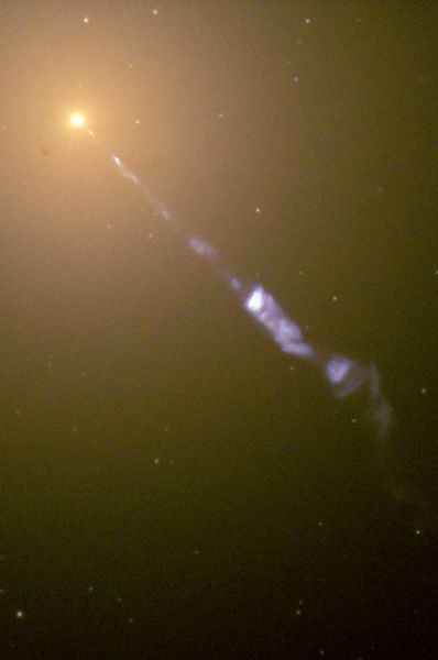 Гигантская галактика M 87. Её масса составляет от двух до трёх триллиардов солнечных масс, это одна из крупнейших известных галактик. Из ядра галактики выходит релятивистская струя, длина которой превышает пять тысяч световых лет. Учёные предполагают, что в центре находится сверхмассивная чёрная дыра весом порядка 6,4 млрд солнечных масс. Именно эта чёрная дыра и является причиной возникновения релятивистской струи.