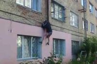 Мужчина пытался сбежать от алиментов через окно.