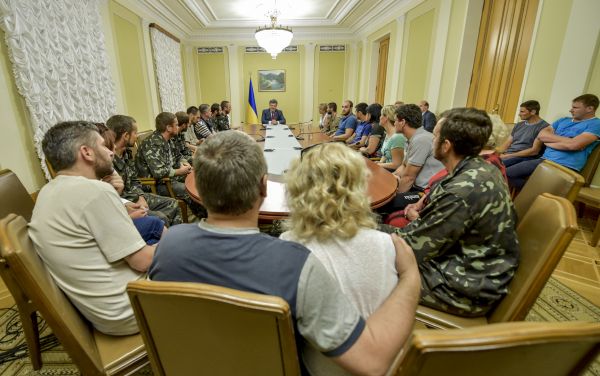 Президент Украины Петр Порошенко провел встречу с матерями и женами военных, находившихся в плену боевиков в городе Горловка