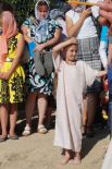 Девочке специально к событию сшили крестильную рубаху