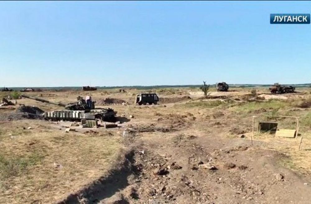 Уничтоженные боевиками танки и БТРы сил АТО
