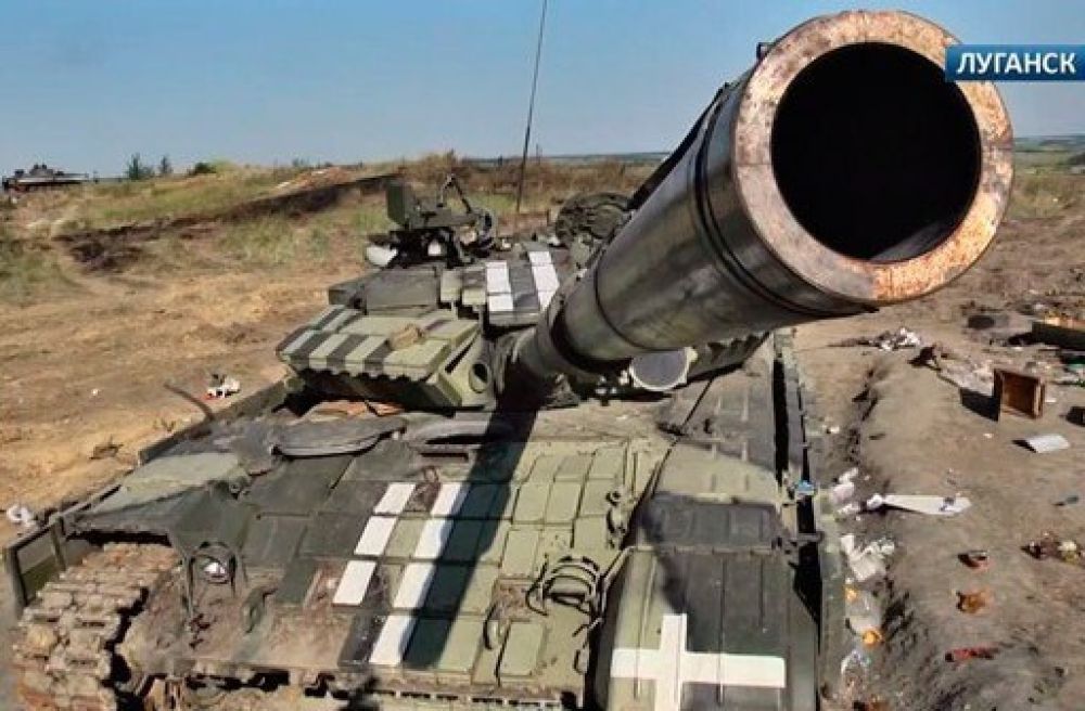 Уничтоженные боевиками танки и БТРы сил АТО