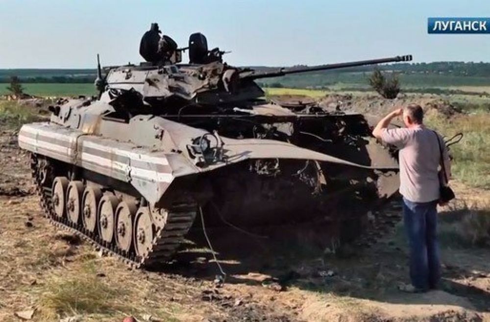 Уничтоженные боевиками танки и БТРы сил АТО