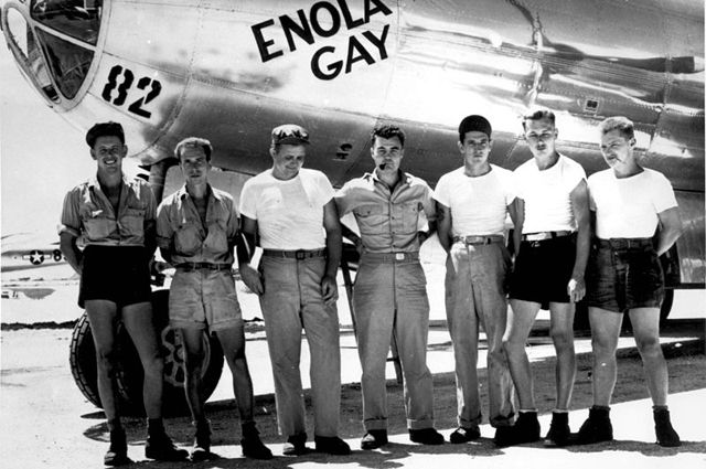Экипаж «Энолы Гэй» с командиром Полом Тиббетсом в центре.