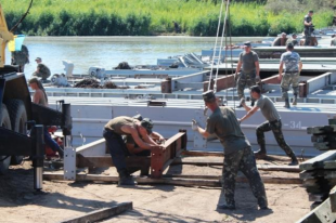 Временные переправы на месте взорванных мостов на Донбассе