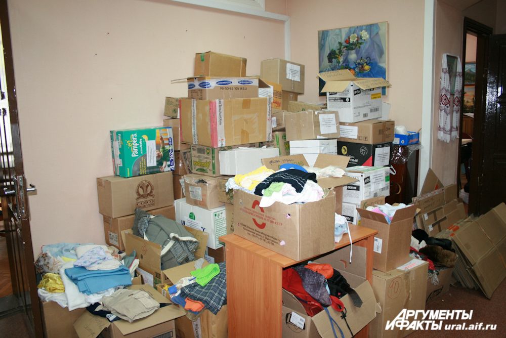 Ящики с гуманитарной помощью высятся до потолка