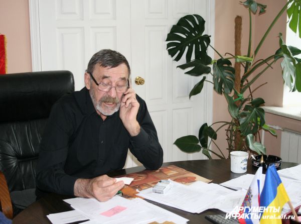 Председателю правления Украинской национальной автономии Петру Степановичу Щербине постоянно звонят – то чиновники, то беженцы.