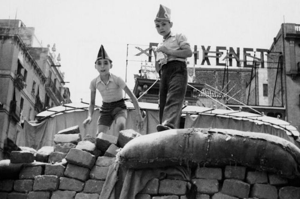 Дети на баррикадах Барселоны, август 1936 года.