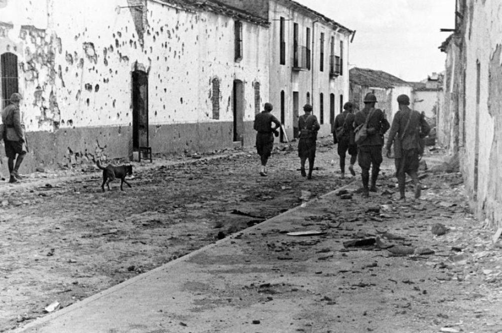 Республиканцы на улицах Ла-Гранхуэла после сражений, июнь 1937 года.