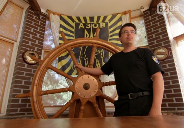 Батальон «Азов» превратил донецкую дачу Януковича в казарму