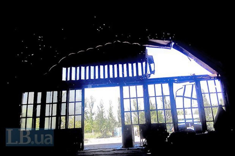 Луганский аэропорт после обстрелов
